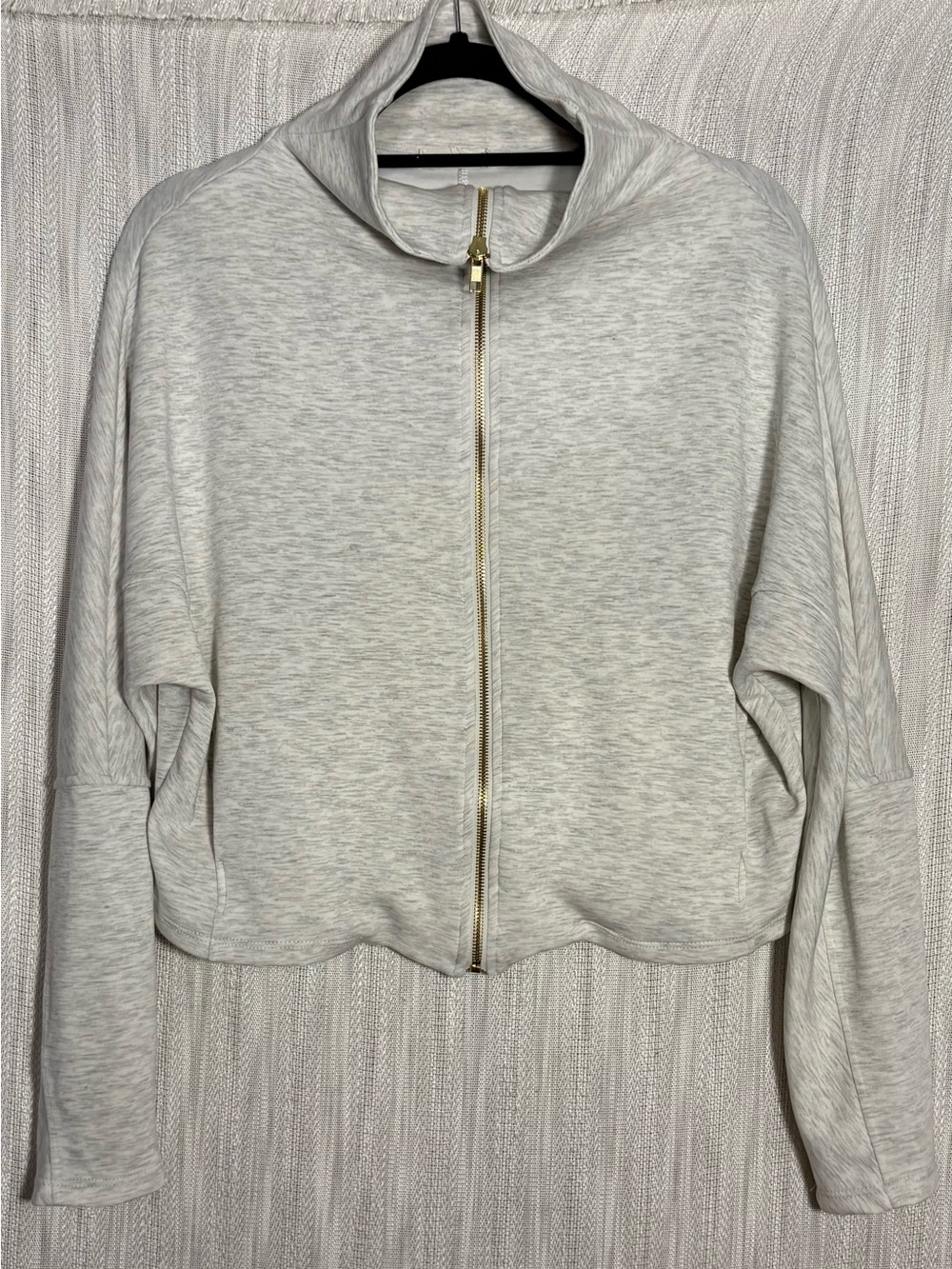 zip-through sweatshirt featuring a relaxed, oversized silhouette funnel neck